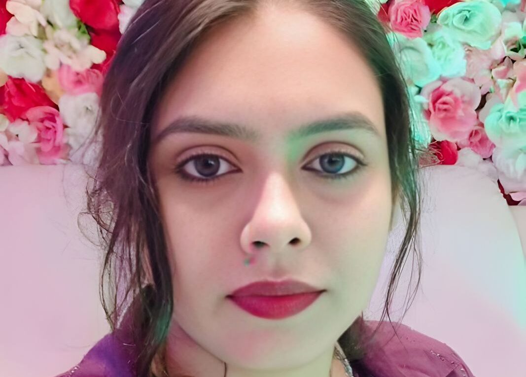 Sexy Bhabi Showing All!